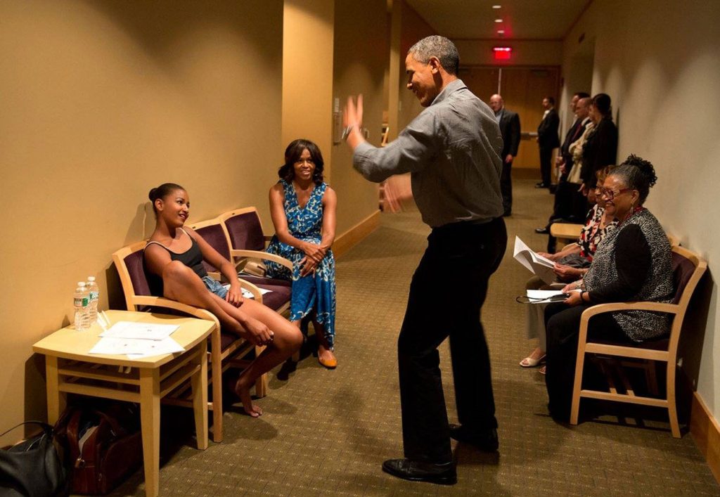 Obama ajudando sua filha, Natasha, a ensaiar