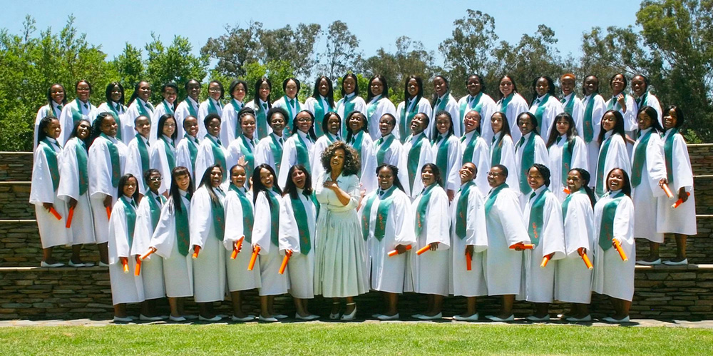 Oprah com as graduandas da Oprah Winfrey Leadership Academy for Girls. (Imagem: Reprodução Times LIVE)
