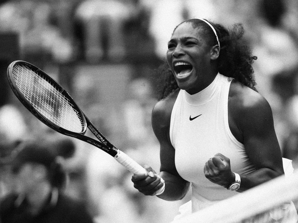 Serena Williams comemora vitória (Imagem: Clive Brunskill)