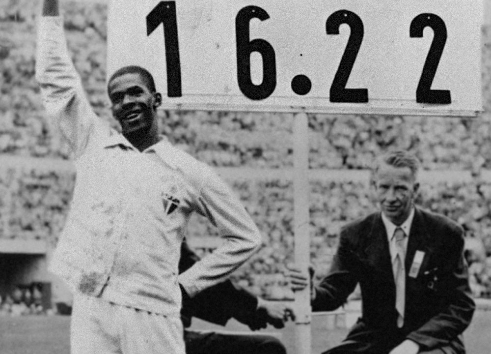 Adhemar Ferreira da Silva conquista seu primeiro ouro estabelecendo novo recorde mundial, em Helsinque, 1952  (Imagem: COI Museu Olímpico de Lausane/Sonho e Conquista/COB)