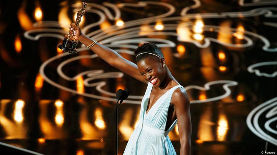 Lupita Nyong'o comemorando a vitória do Oscar.