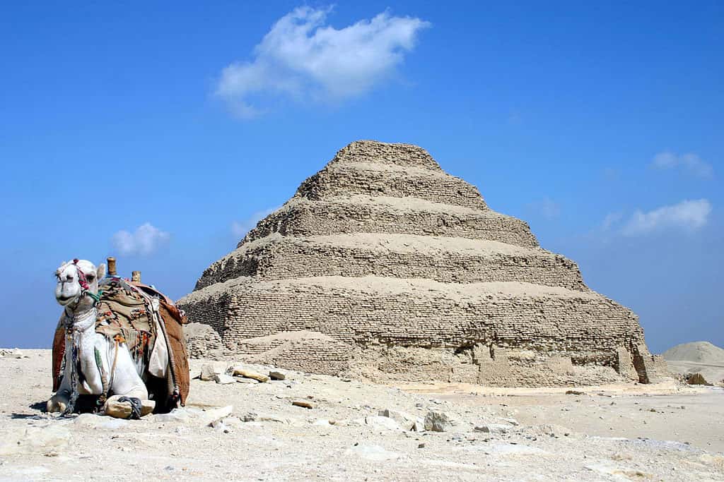 Pirâmide de Djoser, Saqqara, Egito. (Foto: Charles James Sharp)