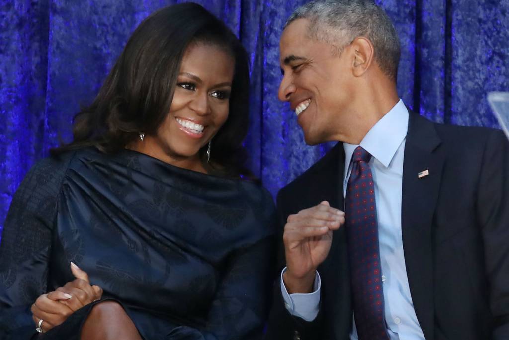 Na imagem posam Michelle e Barack Obama, primeiro casal negro a ocupar a Casa Branca.