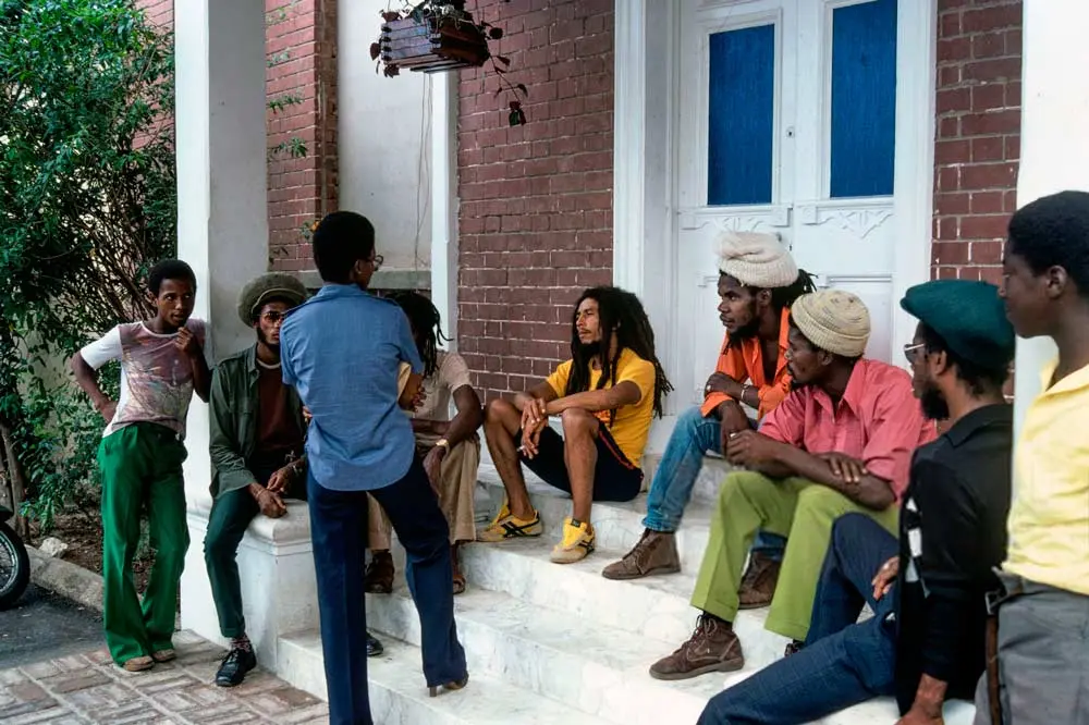 Bob Marley com amigos em sua casa.