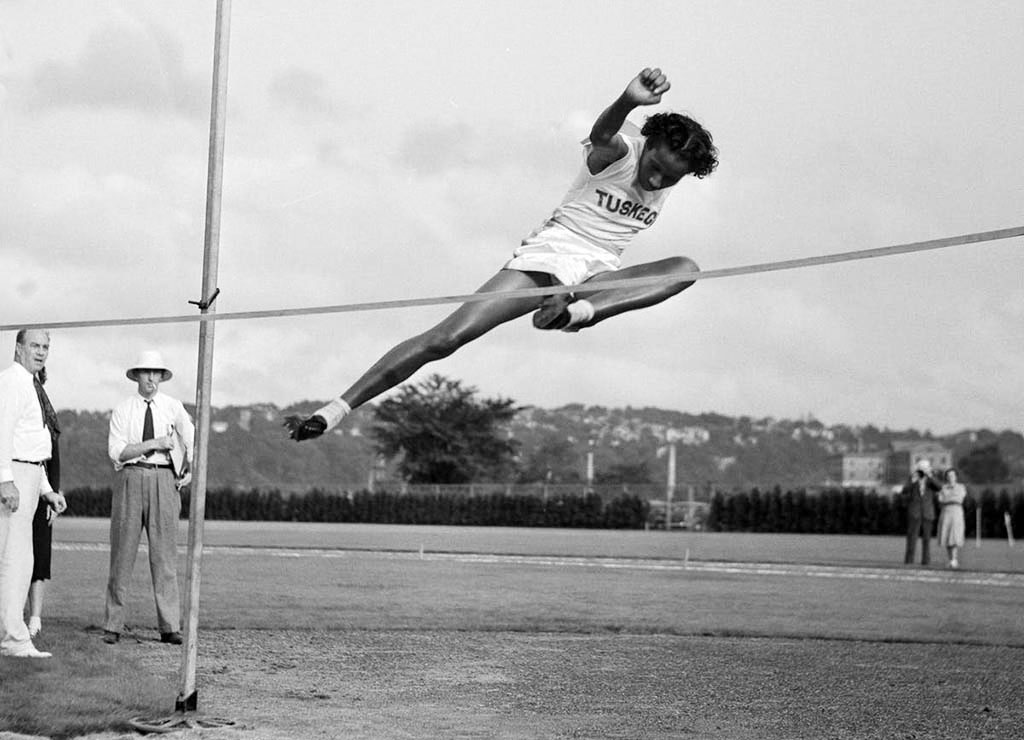 Alice Marie Coachman vencendo campeonato de salto em altura em 1939.