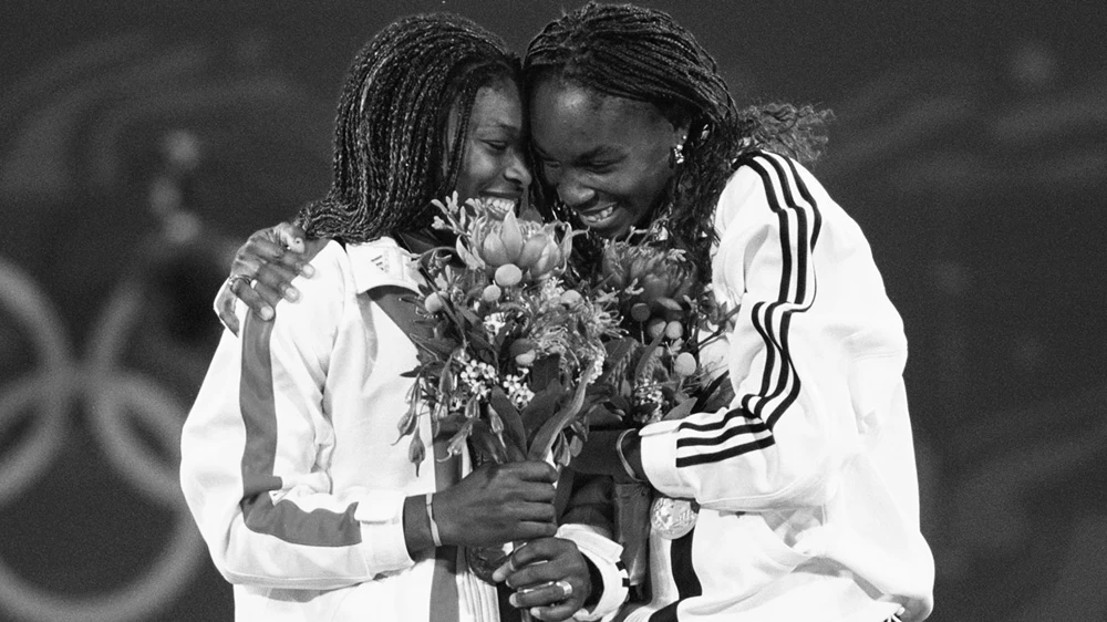 Venus e Serena Williams celebrando o ouro pelos EUA em Sydney, 2000. (Foto: Getty Images)