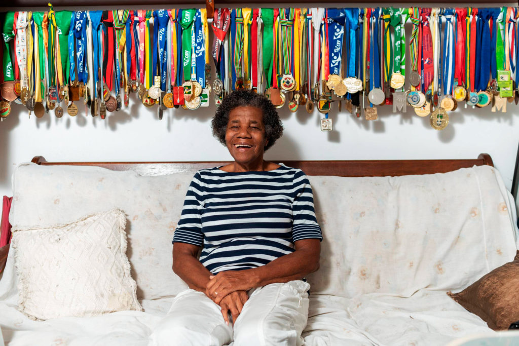 Aida dos Santos, aos 83 anos, com sua coleção de medalhas conquistadas. (Foto: Ricardo Borges/Folhapress, 2020).
