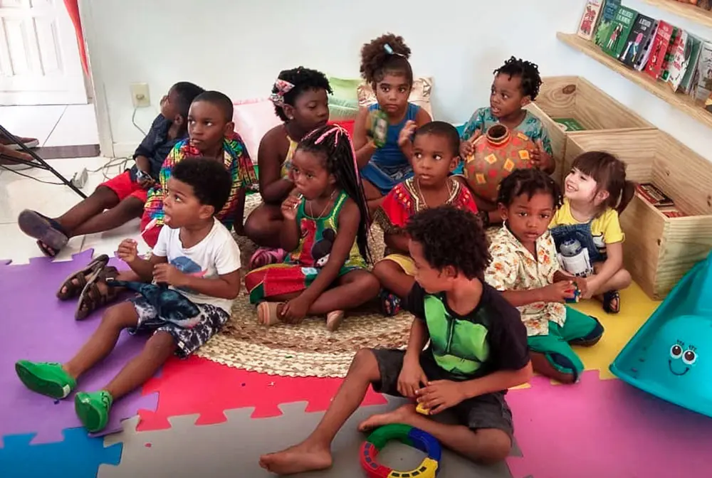 Crianças em aula na Escolinha Maria Felipa (Imagem: Mundo Negro)