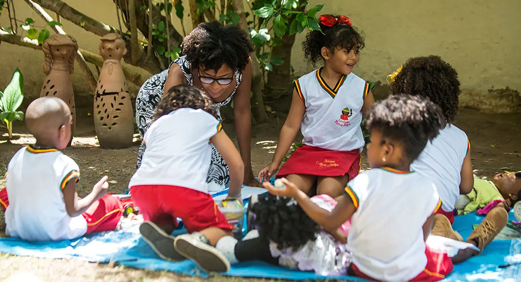 Crianças em atividade com professora na Escola Maria Felipa (Imagem: Divulgação)