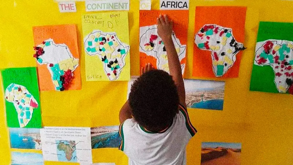 Linha do tempo do continente africano, construída em atividade na Escolinha Maria Felipa (Imagem: divulgação)