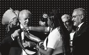 Lula recebe a faixa presidencial no Palácio do Planalto