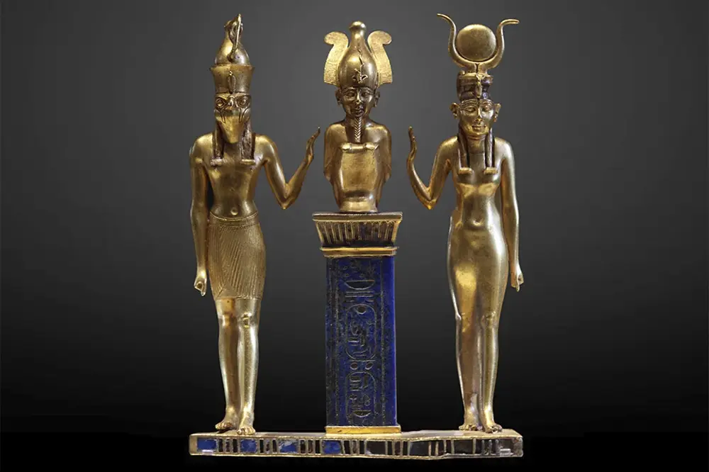 A história original da família da Santíssima Trindade e das divindades africanas Heru (criança) à esquerda da foto, Ausar (pai) no meio da foto e Auset (mãe) à direita da foto.