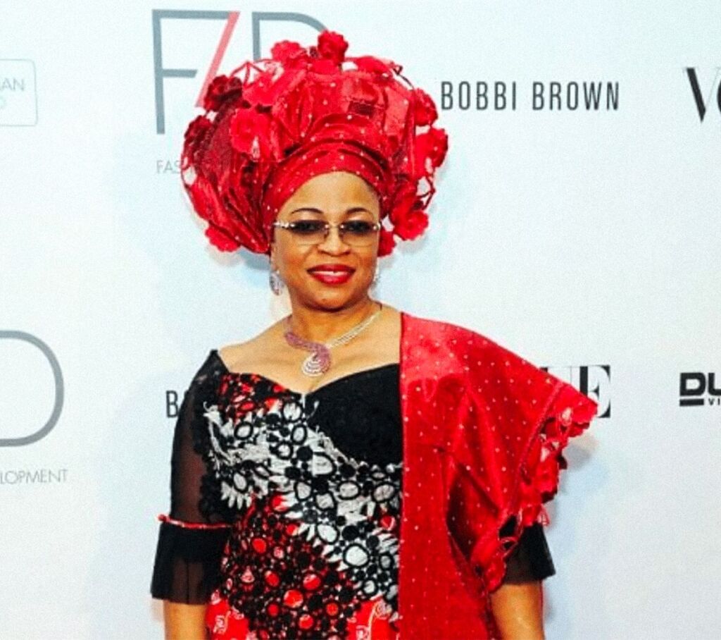 Folorunsho Alakija, fundador da Fundação Rosa de Sharon, participa do desfile Fashion for Development em Nova York (Estados Unidos), 26 de setembro de 2013 (Imagem: Reprodução Jeune Afrique | Diane Bondareff/AP/SIPA)