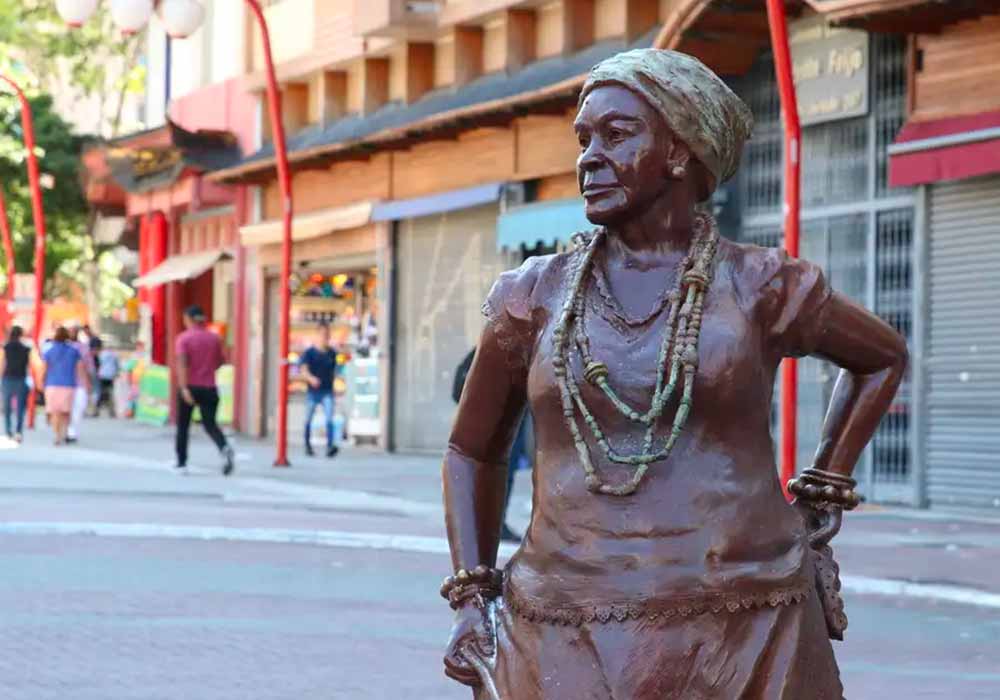 Escultura de Deolinda Madre, conhecida como Madrinha Eunice, no bairro da Liberdade
(Imagem: Rovena Rosa | Agência Brasil)