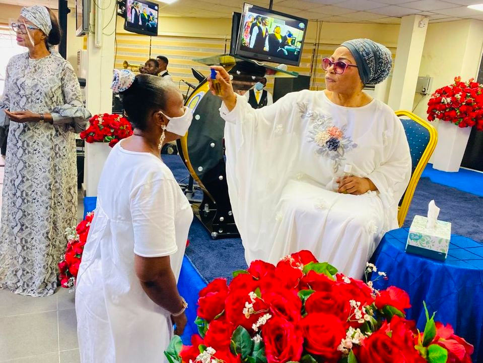 A empresária bilionária Folorunso Alakija fotografada ungindo os membros de sua igreja com azeite (Imagem: Reprodução | Linda Ikeji)